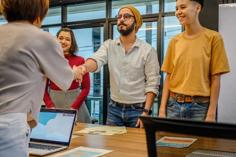 L'Arte del Rifiuto Elegante: Come Stabilire Confini Professionali Senza Perdere Clienti né Reputazione