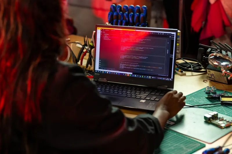 Quando la Logica Incontra l'Intuizione: Il Developer Creativo Come Nuovo Protagonista del Digitale