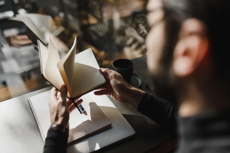 L'Arte dell'Attesa: Come la Procrastinazione Consapevole Diventa un Motore Creativo