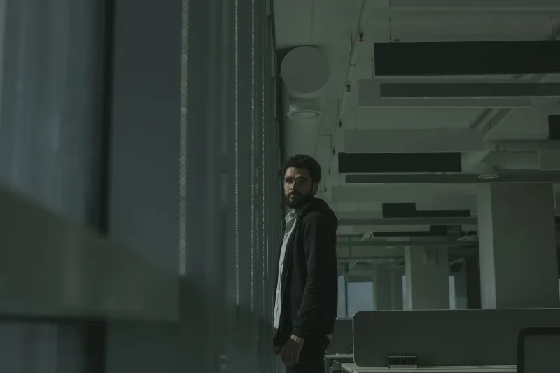Tra il Silenzio e il Mondo: Come il Creativo Professionista Gestisce la Propria Solitudine Senza Isolarsi